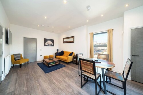 Dockside: Quay Views, City Vibes