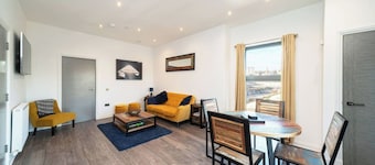 Dockside: Quay Views, City Vibes