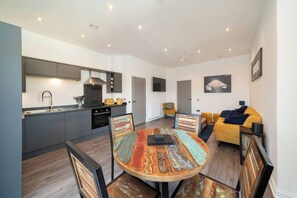 Interior - Dockside: Quay Views, City Vibes (Dundee)