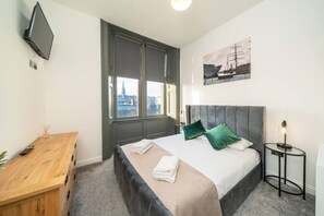 Iron/ironing board, travel crib, WiFi, bed sheets - Dockside: Quay Views, City Vibes (Dundee)
