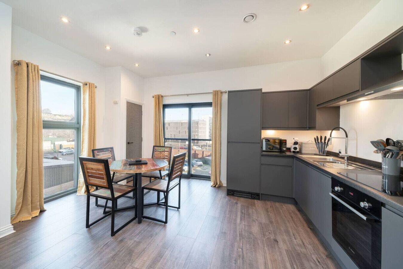 Kjøleskap, mikrobølgeovn, ovn og kokeplater