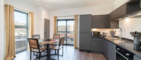 冰箱、微波炉、烤箱、炉灶