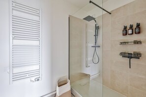 Shower, towels, toilet paper - Nice 1BR flat with lovely terrace and parking (Torcy)
