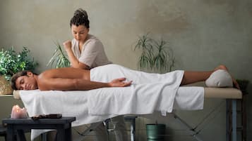 Couples treatment rooms, hot tub, deep-tissue massages