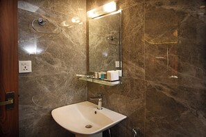 Shower, free toiletries, hair dryer, towels - Tibet Boutique Hotel Annex (Kathmandu)