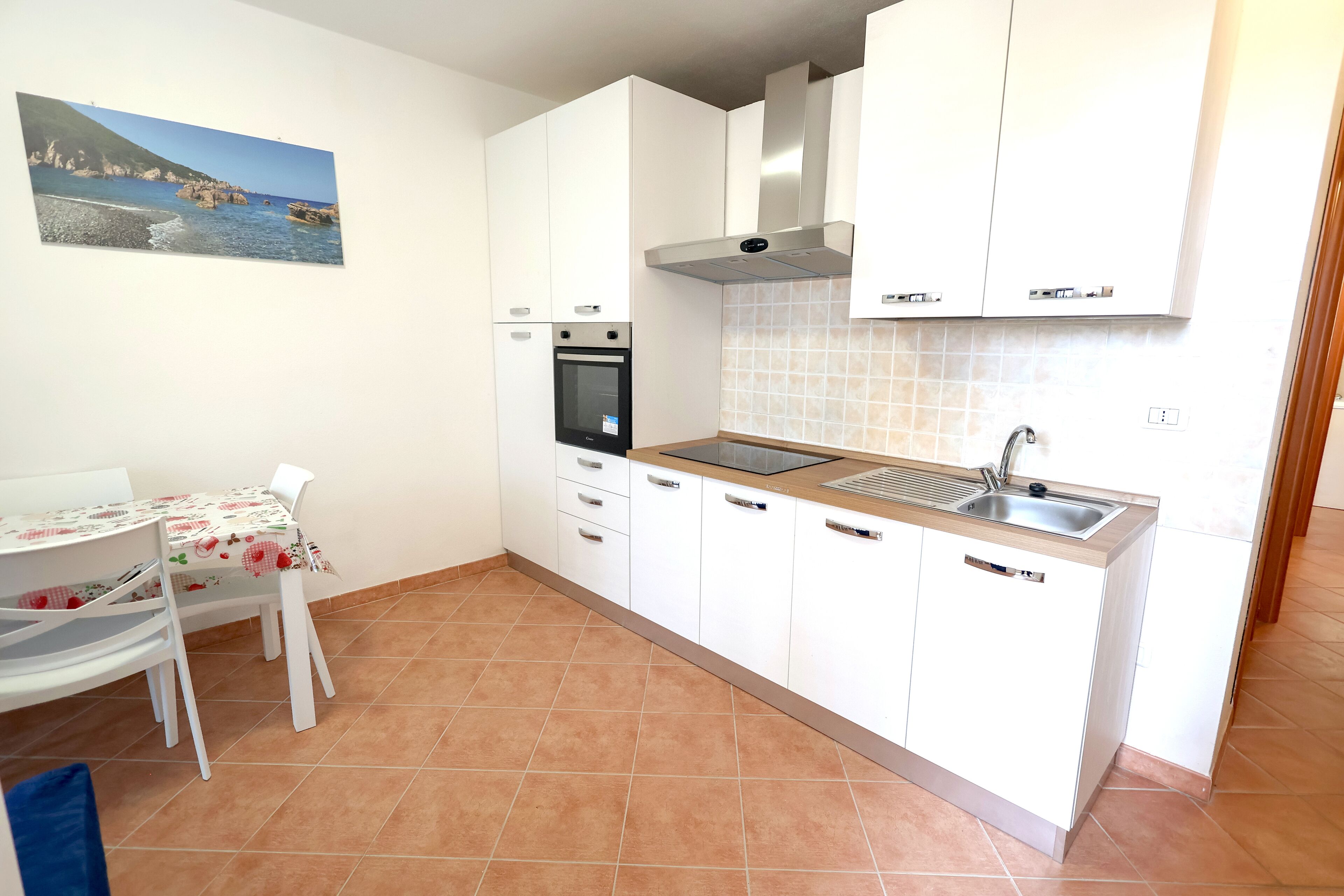 Réfrigérateur, four, cafetière/bouilloire, bouilloire électrique