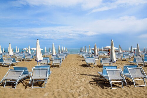 Spacious first-floor flat near the beach