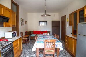 Refrigerador, microondas, parrilla de estufa y utensilios de cocina 