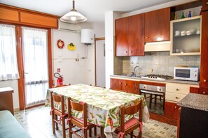 Fridge, microwave, oven, stovetop - Downtown apartment by the beach (Eraclea Mare)