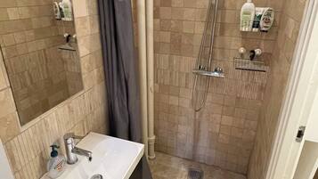 Bruser, håndklæder, Sæbe, Toiletpapir