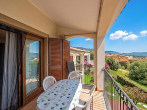 Outdoor dining - Sea view apartment with shared pool (Badesi)