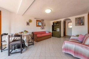 TV - Beachside apartment for a relaxing holiday (Pittulongu)