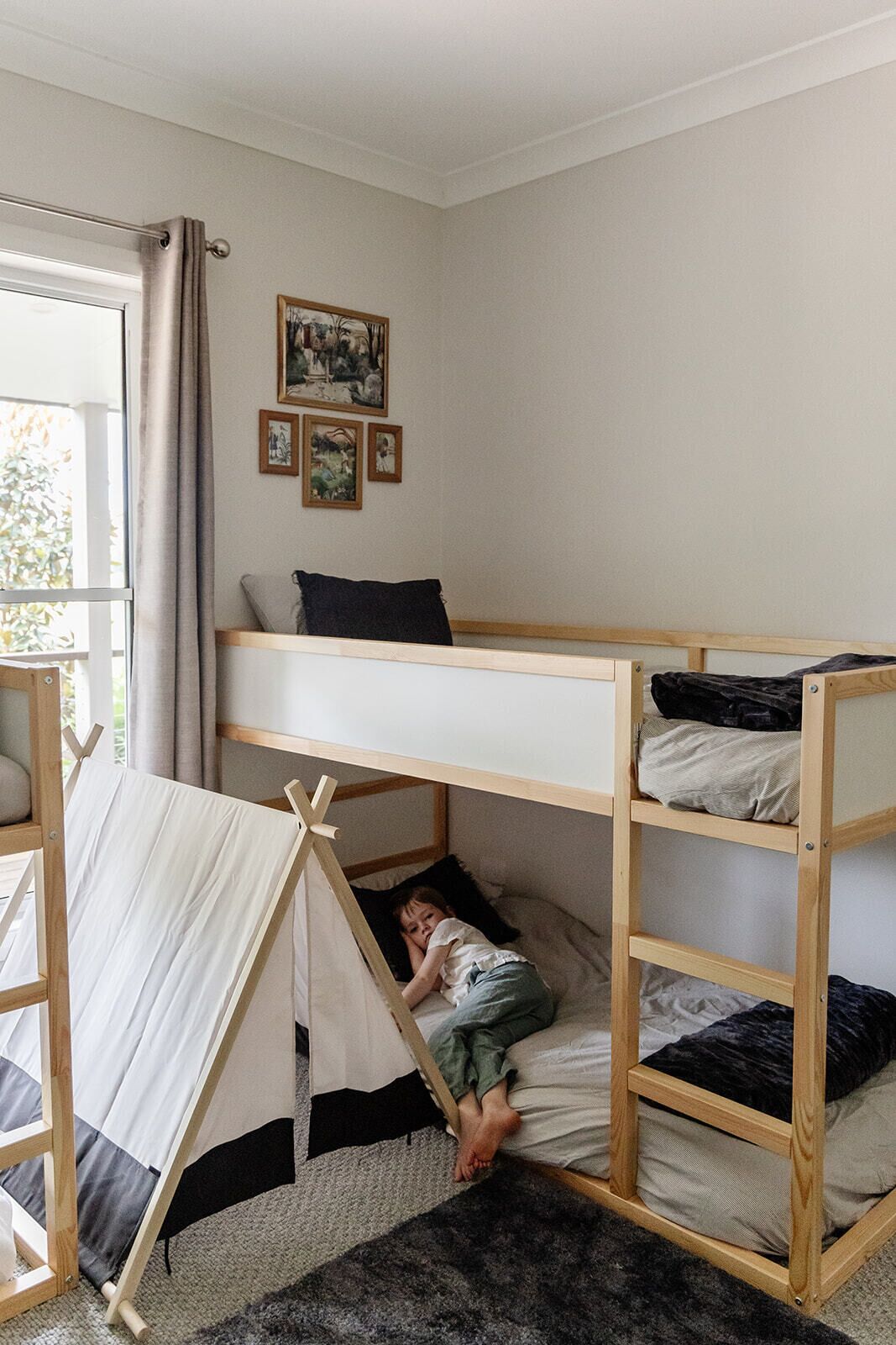 Tabla de planchar con plancha, Internet, ropa de cama