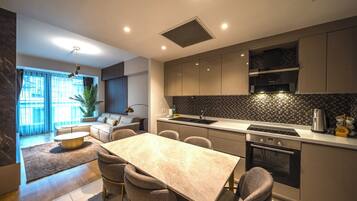 Deluxe-paritalo, parveke | Egyptinpuuvillaiset lakanat, ylelliset vuodevaatteet