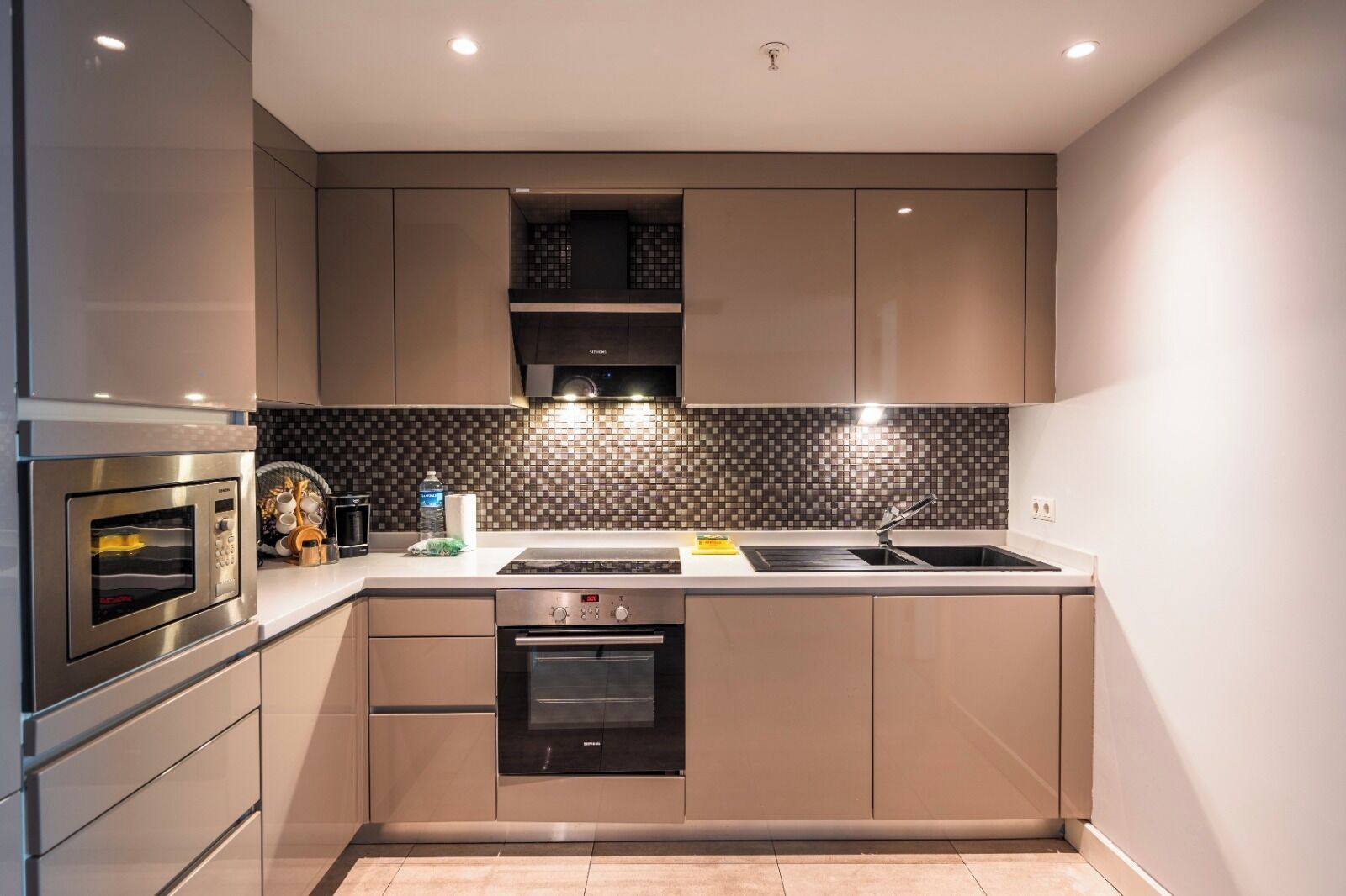 Deluxe-paritalo, parveke | Yksityinen keittiö | Jääkaappi, mikroaaltouuni, uuni, liesi