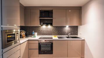 Deluxe-paritalo, parveke | Yksityinen keittiö | Jääkaappi, mikroaaltouuni, uuni, liesi