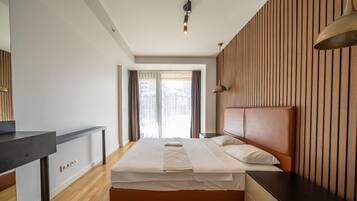 Kahden hengen deluxe-huone, parveke, kaupunkinäköala | Silitysrauta/-lauta, ilmainen Wi-Fi