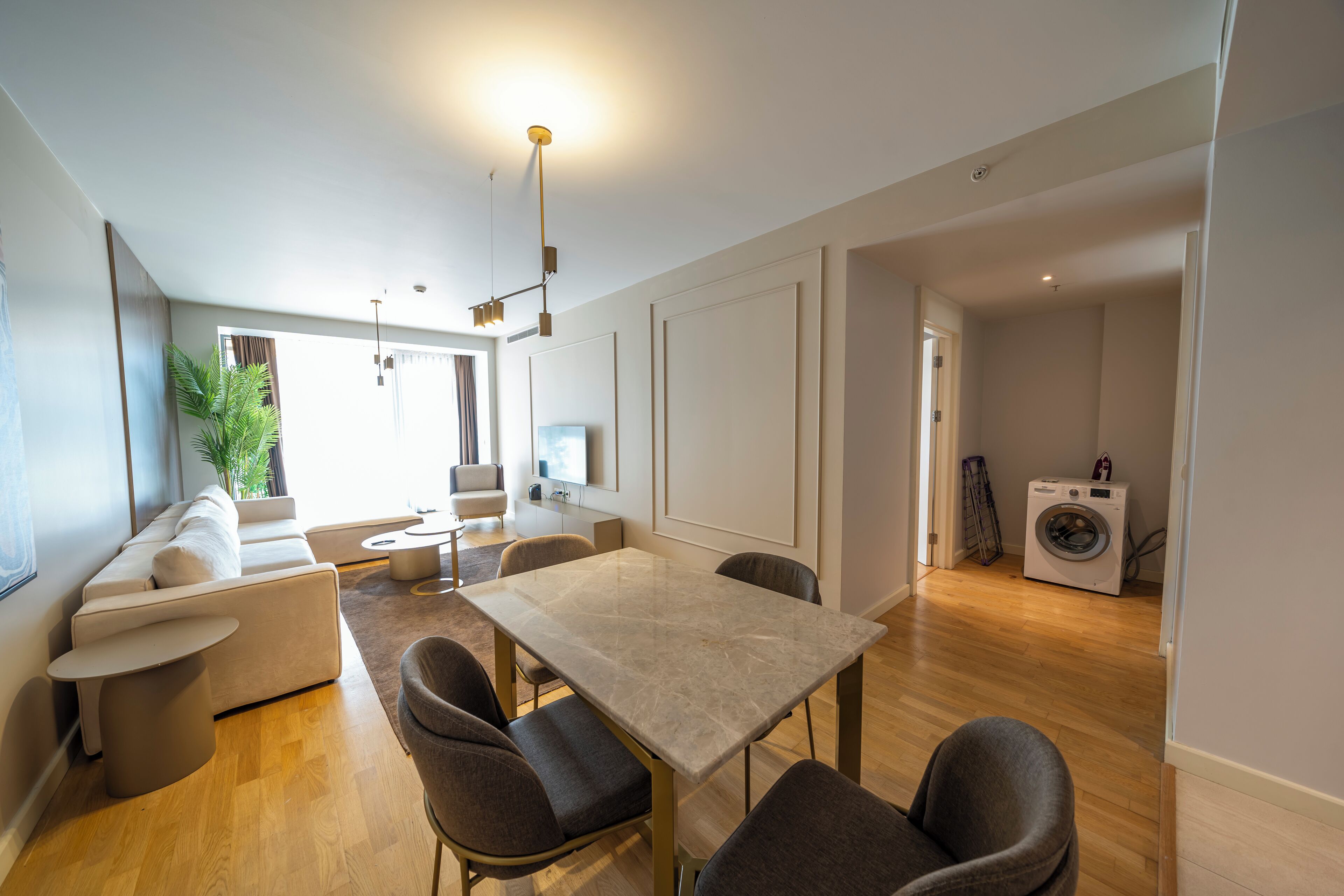 Kahden hengen deluxe-huone, parveke, kaupunkinäköala | Silitysrauta/-lauta, ilmainen Wi-Fi