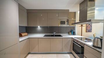 Superior Condo, Balcony | Private kitchen | Fridge, microwave, oven, stovetop