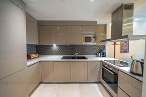 Superior Condo, Balcony | Dapur peribadi | Peti sejuk, ketuhar gelombang mikro, ketuhar, dapur 