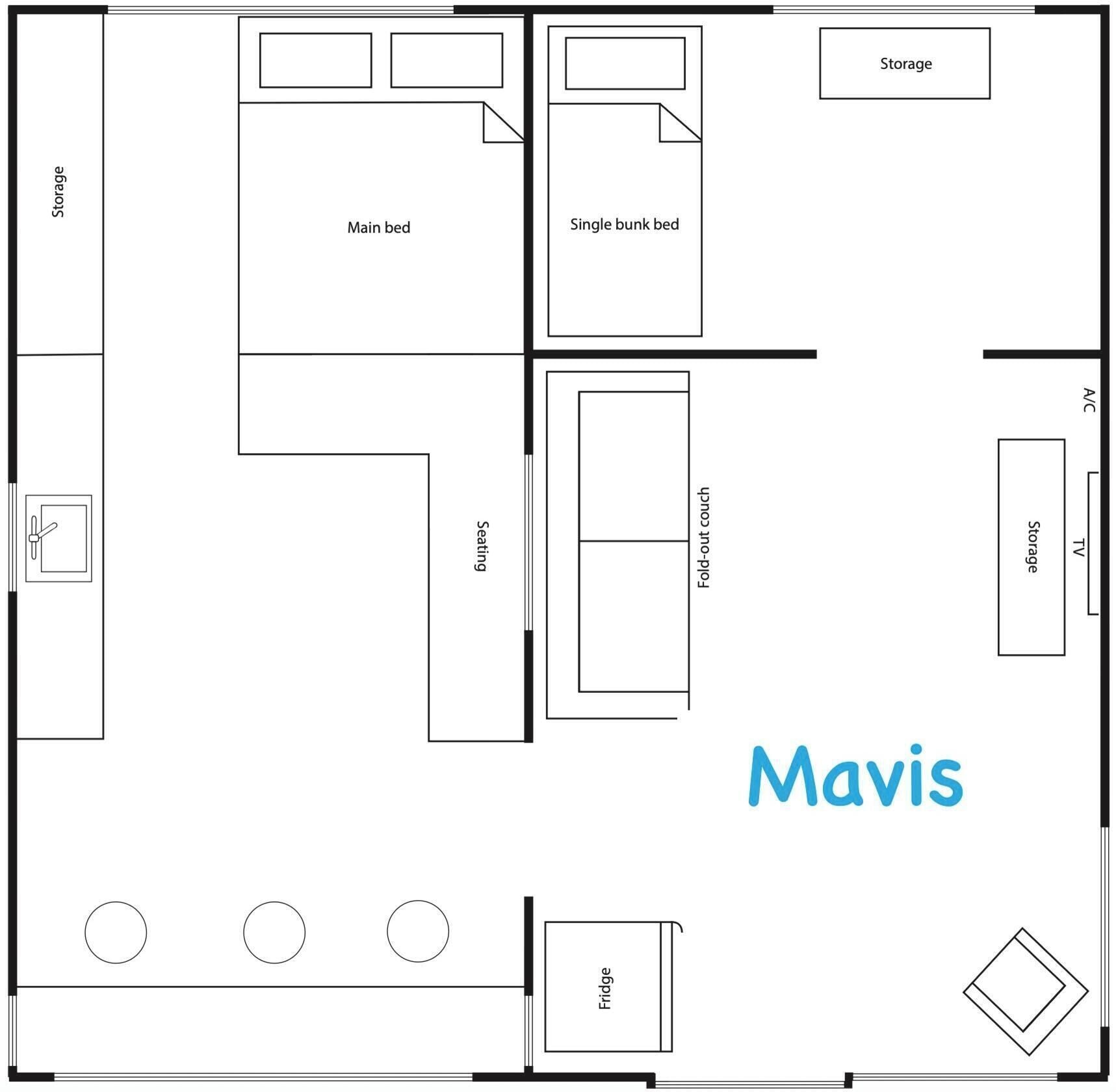 Grundriss eines Hotelzimmers mit einem Doppelbett, einem Einzelbett, einer Sitzecke, einer ausziehbaren Couch, Fernseher, Stauraum, Kühlschrank und einer kleinen, runden Lounge-Ecke.