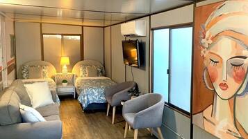 Eleanor - The Retro Caravan | Iron/ironing board, free WiFi