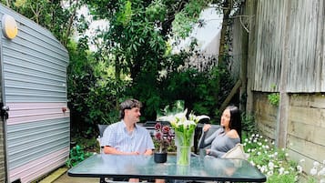 Peggy Sue - The Retro Caravan | Outdoor dining