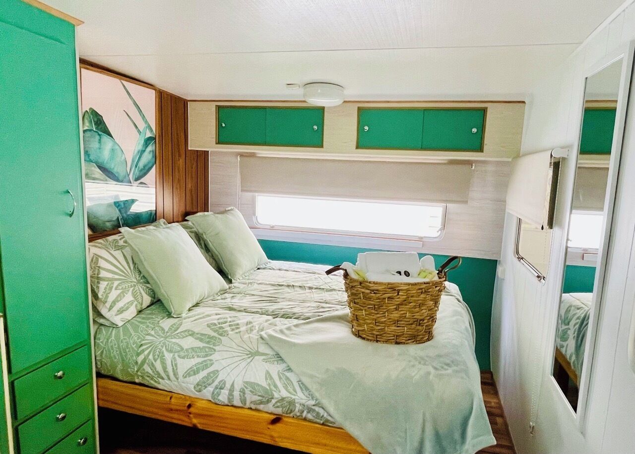 Polly Anna - The Retro Caravan