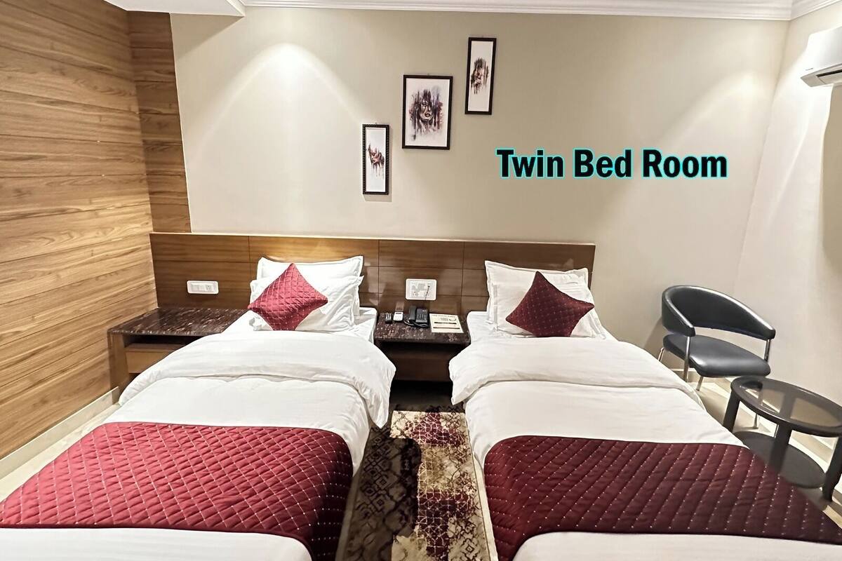 Escritorio, espacio para trabajar con laptop y wifi gratis