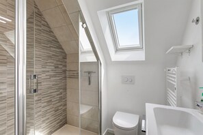 Douche, sèche-cheveux, serviettes fournies