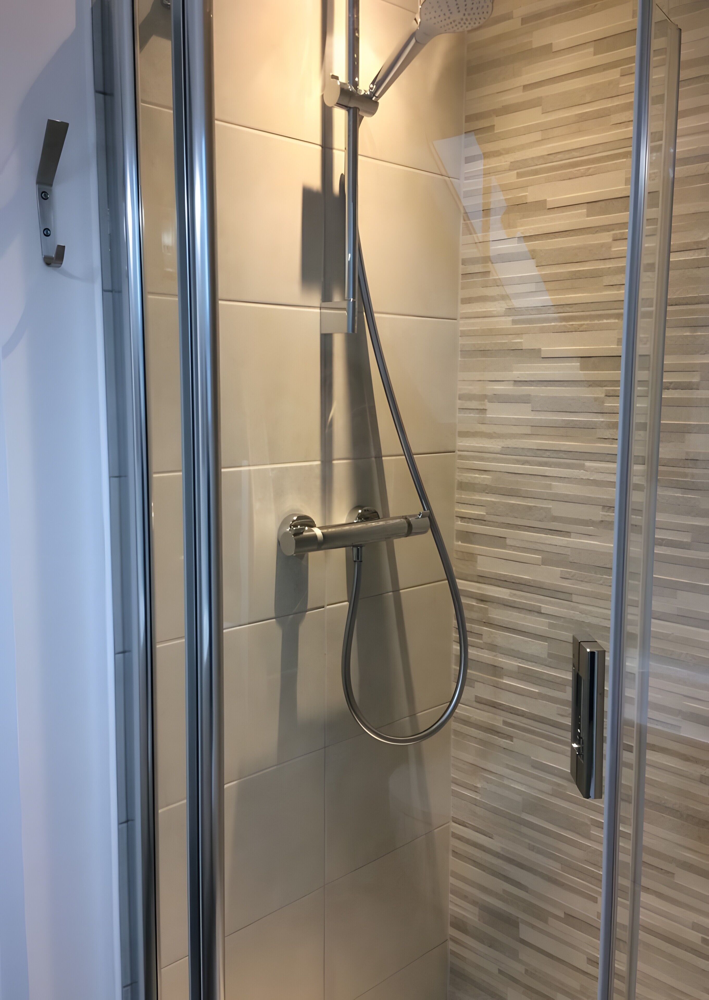 Dusj, hårføner og håndklær