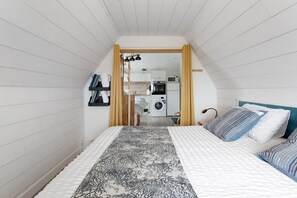 Tabla de planchar con plancha, wifi, ropa de cama