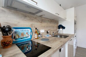 ثلاجة، ميكروويف، فرن، موقد طهي مسطح