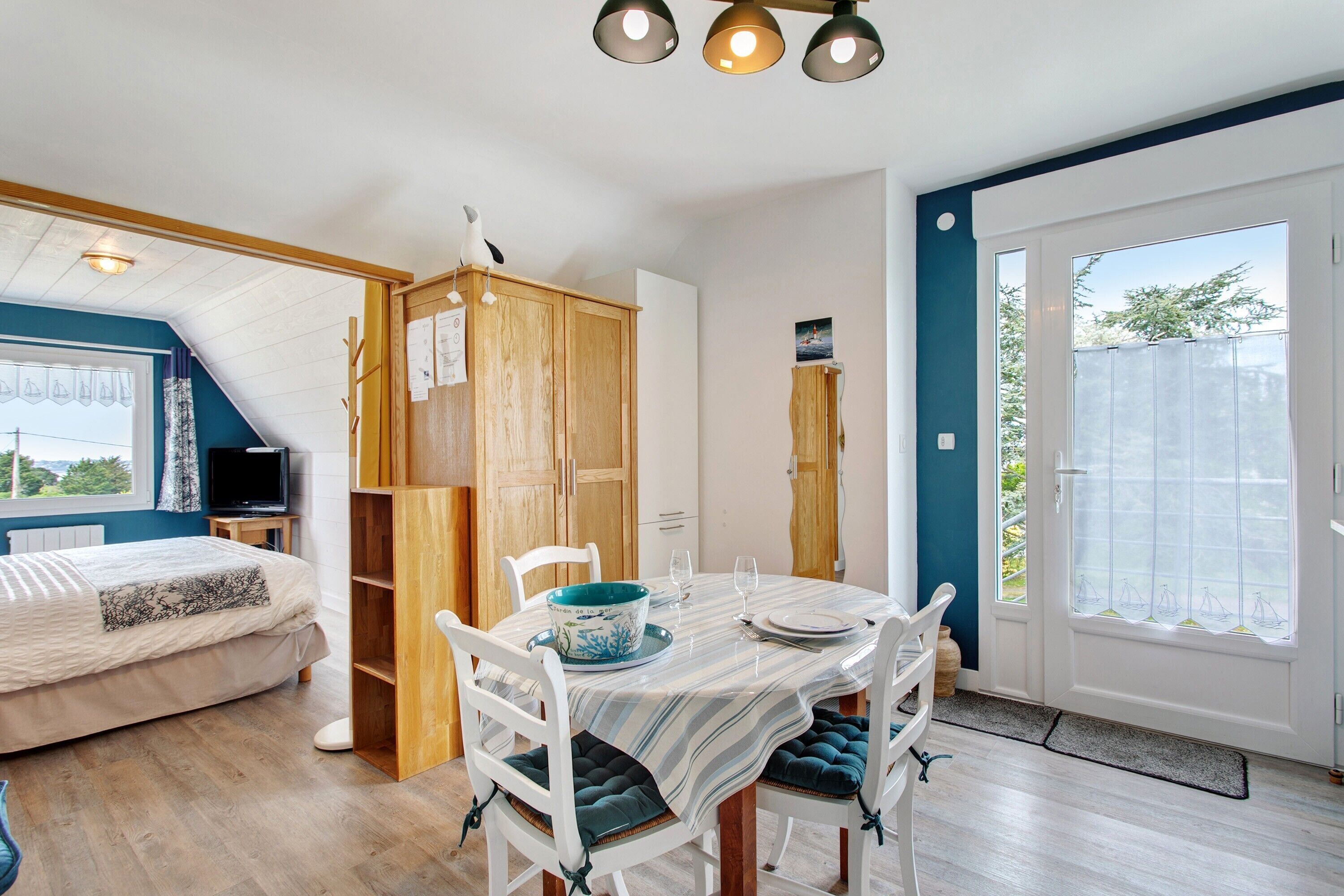 Iron/ironing board, WiFi, bed sheets