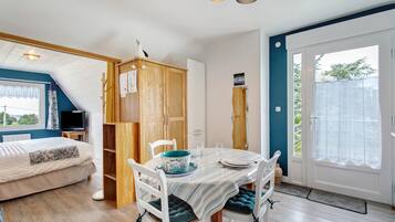 Iron/ironing board, WiFi, bed sheets