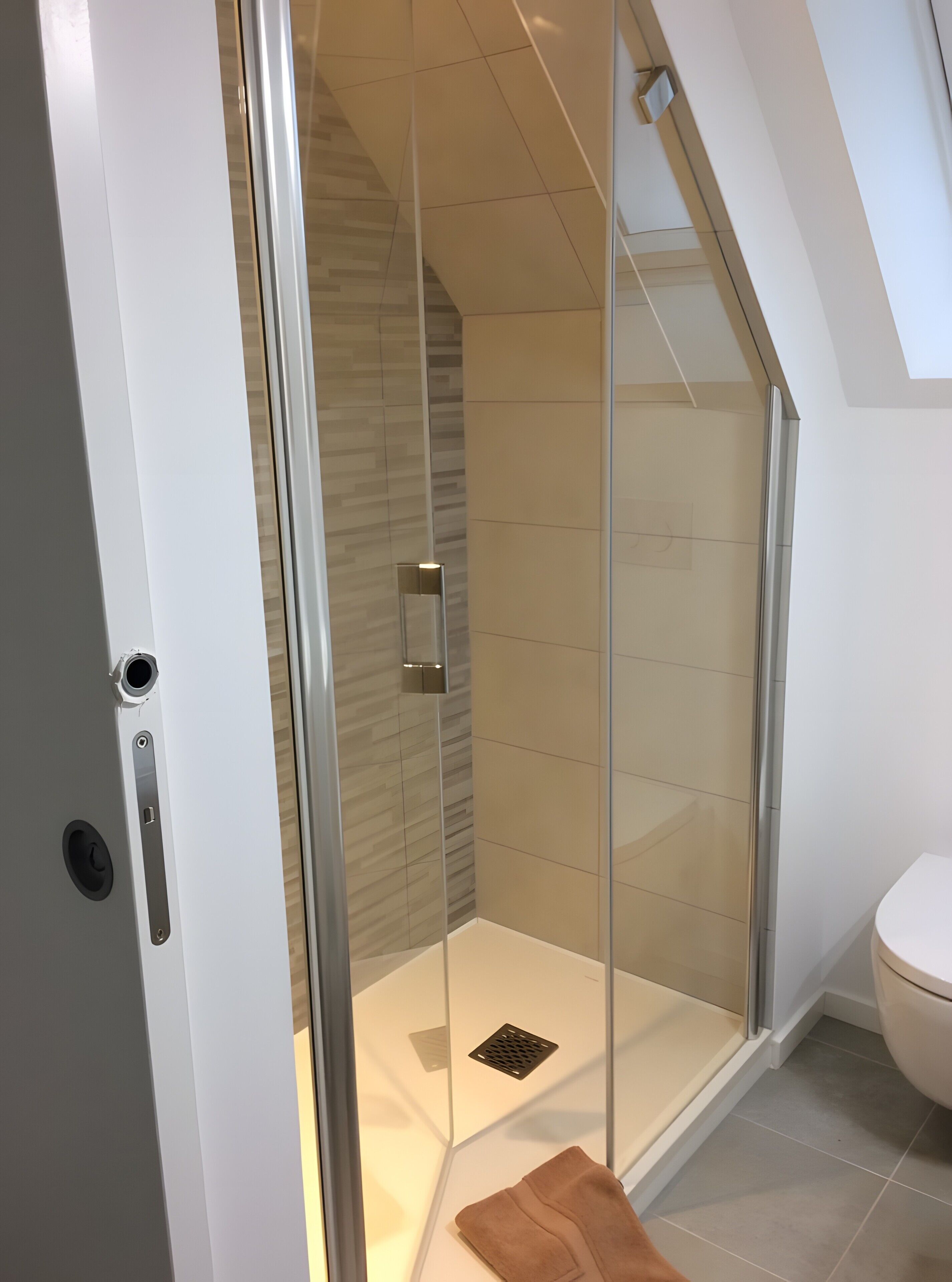 Douche, sèche-cheveux, serviettes fournies