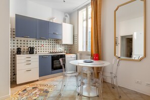 Réfrigérateur, four, lave-vaisselle, cafetière/bouilloire