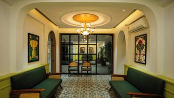 Coin salon dans le hall
