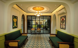 Lobby sitting area - Hotel Indiana Hitech City (Hyderabad)