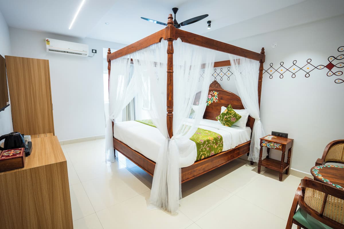 Deluxe Double Room, 1 King Bed, City View | Premium bedding, minibar, desk, laptop workspace