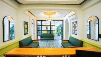 Coin salon dans le hall