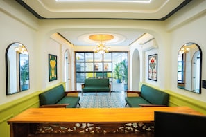 Lobby sitting area - Hotel Indiana Hitech City (Hyderabad)