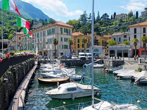 A marina with boats docked, surrounded by buildings with balconies and a mountainous backdrop. - Beautiful apartment for 6 people with WIFI, TV, patio, pets allowed and panoramic view (Menaggio)