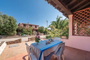 Outdoor dining - Perfectly Located Flat in San Teodoro (San Teodoro)