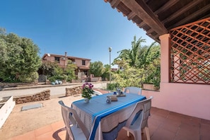 Outdoor dining - Perfectly Located Flat in San Teodoro (San Teodoro)