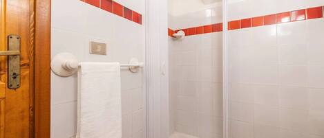 Apartment, 2 Bedrooms, Patio, City View | Bathroom