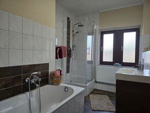 Haartrockner, Handtücher, Seife, Toilettenpapier