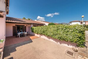 Appartement, 2 chambres, patio, vue ville | Restauration extérieure