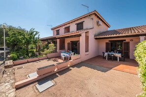 Outdoor dining - Cozy Apartment With Furnished Patio (San Teodoro)