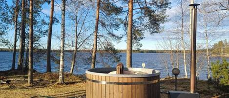 Banyera d'hidromassatge a l'aire lliure